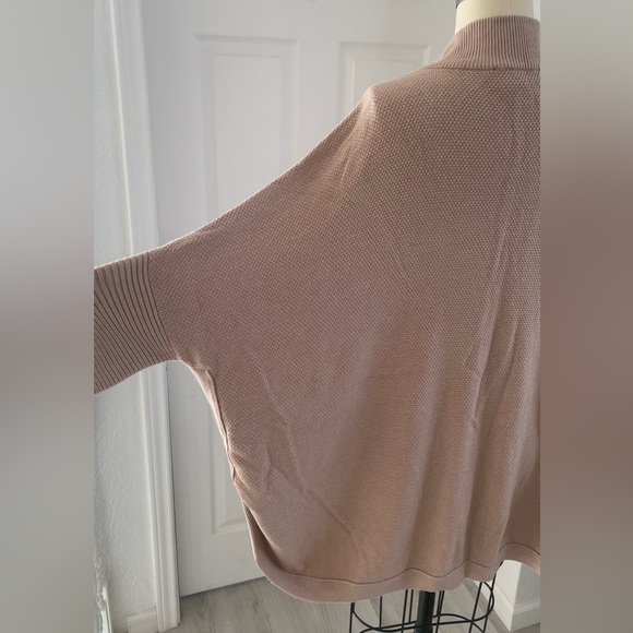 White House black market, tan/beige Sweater with Pockets. - Picture 8 of 13